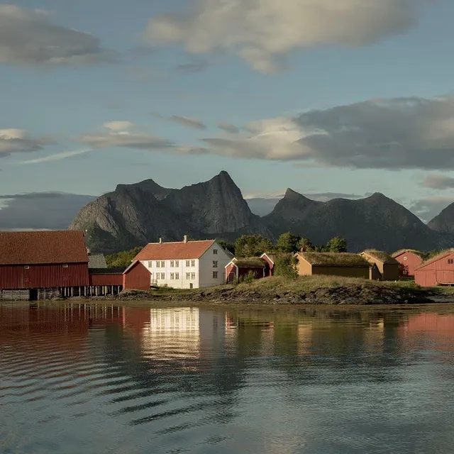 Gammel bebyggelse ved havet