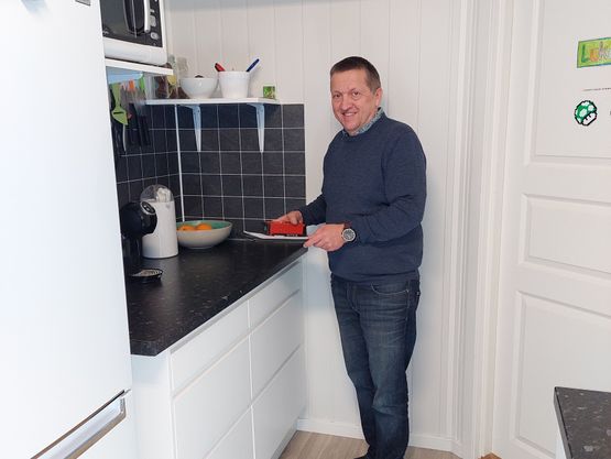 Ørjan Li stående på et kjøkken