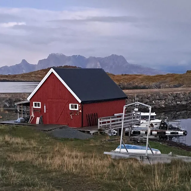 Rødt naust ved sjøen